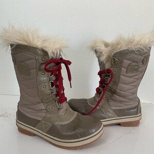 Sorel Tan Winter Boots with Red Laces